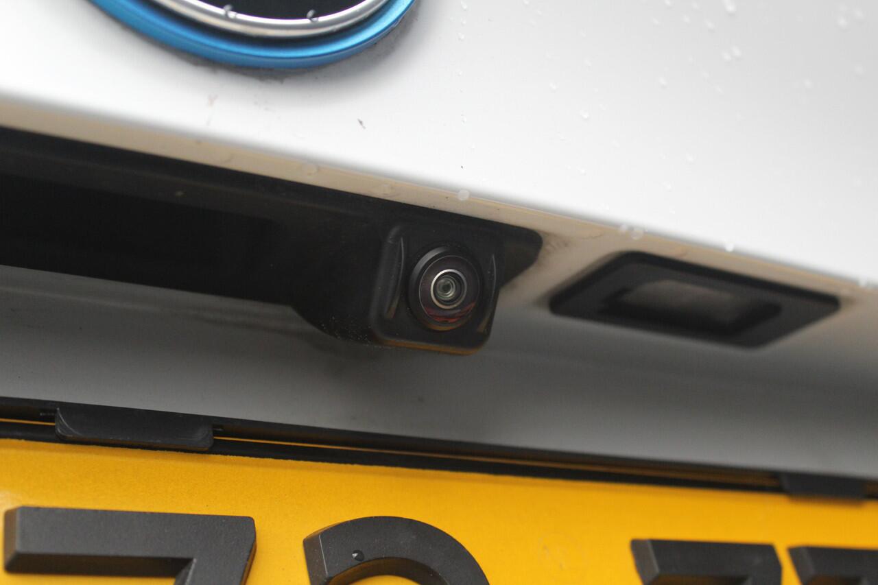 BMW X3 iX3 Executive 80 kWh | Incl. 12 maanden garantie | SOH 99% | Panorama dak | Stoelverwarming | Navigatie | Cruise control | Climate control | DAB | Apple carplay/Android auto | Lichtmetalen velgen | Parkeersensoren | Achteruitrijcamera | Dodehoek detectie