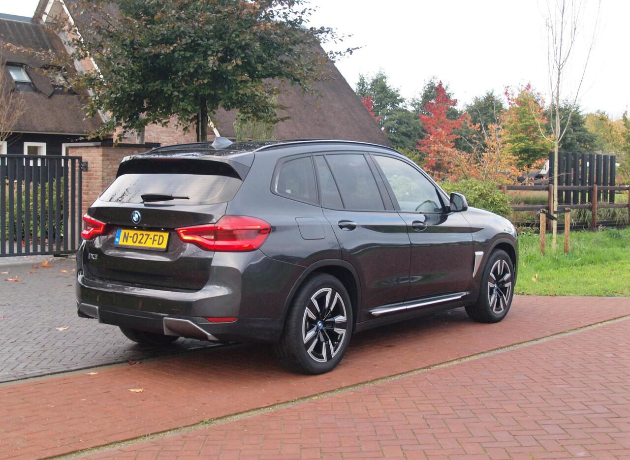 BMW X3 iX3 Executive 80 kWh | Panoramadak | Camera | Trekhaak | Sfeerverlichting | Apple Carplay |