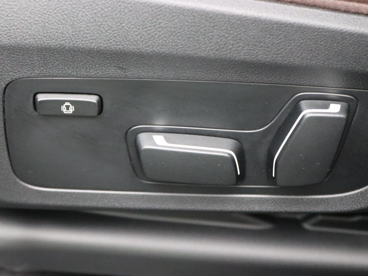 BMW X3 xDrive20d M Sportpakket | Innovation Pack | Trekhaak | Panoramadak | Head- Up Display | Laserlight | 20"