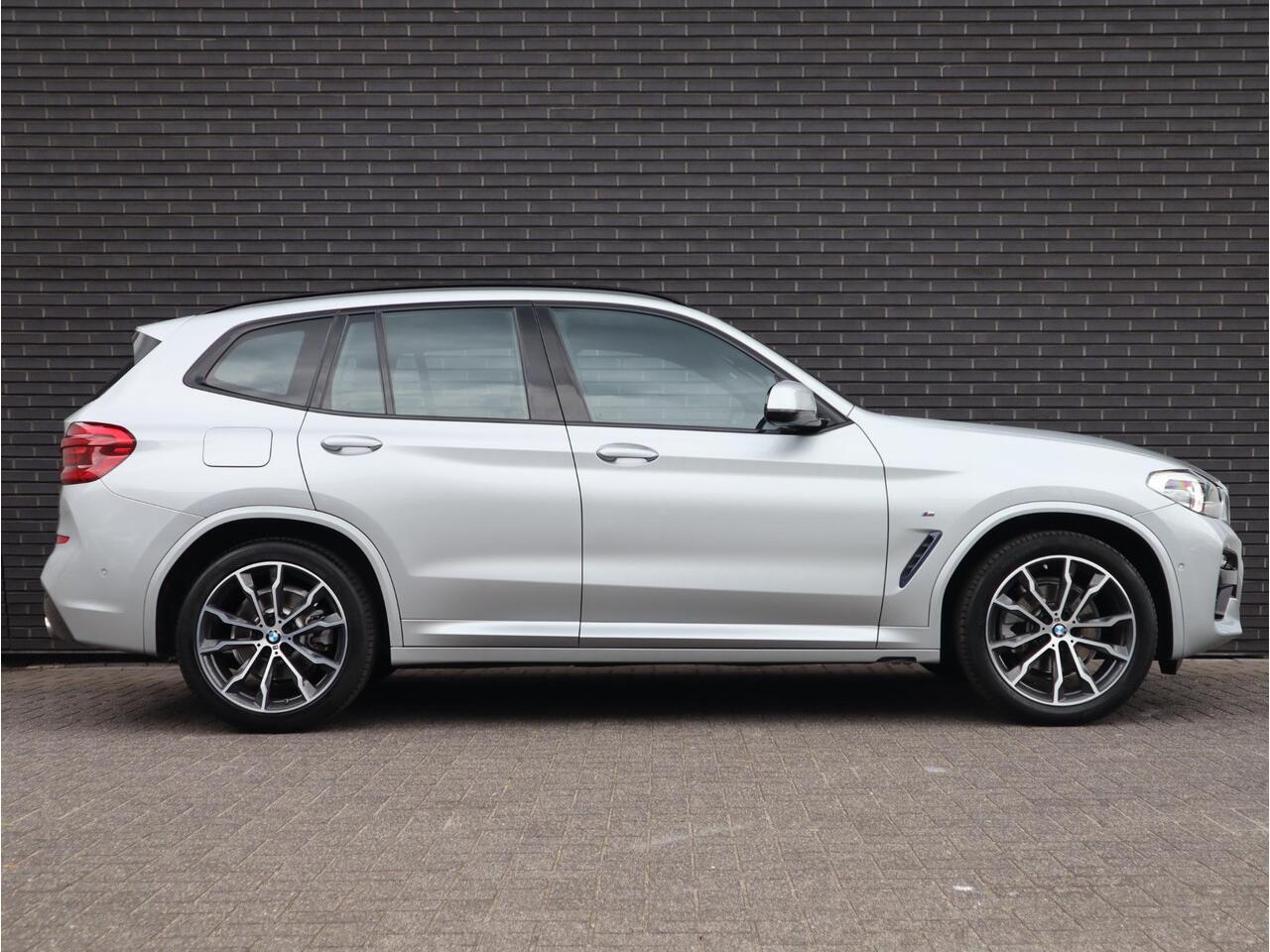 BMW X3 xDrive20i High Executive M Sport Pakket Automaat / Navigatiesysteem Professional / Trekhaak / Achteruitrijcamera / Leder / 20 Inch / Hifi / Shadow Line / Stoelverwarming / LED-koplampen / DAB+