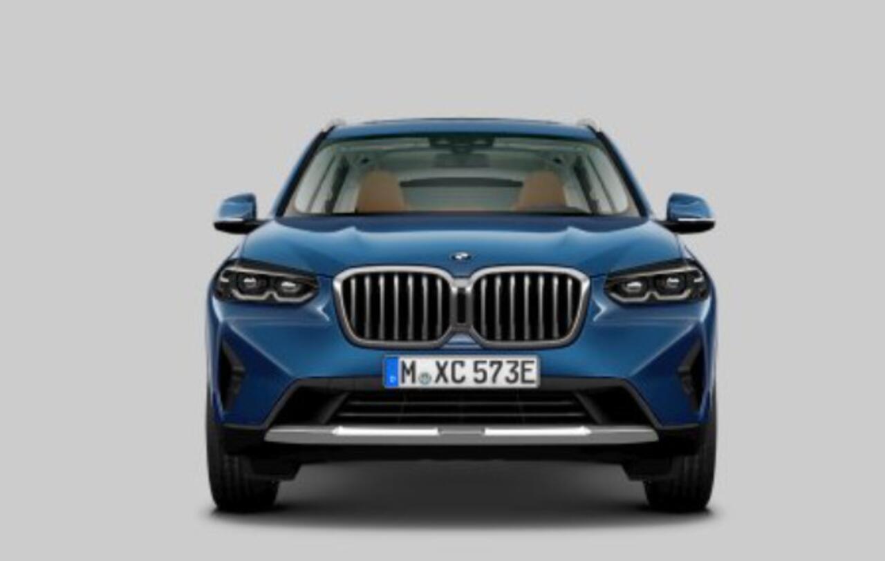 BMW X3 xDrive30e Panoramadak - Sportstoelen - Elektrisch verwarmde voorstoelen - Geluiddempende/Getinte Ruiten - zonneschermen - Comfort Access - Ambiance verlichting - Parking Assistant -