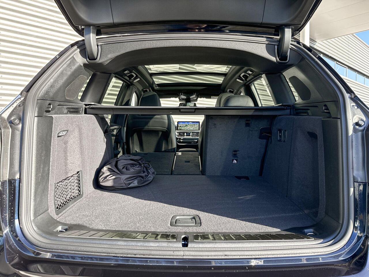 BMW X3 iX3 High Executive High Executive / Parking Pack / Safety Pack / Shadow Line Pack