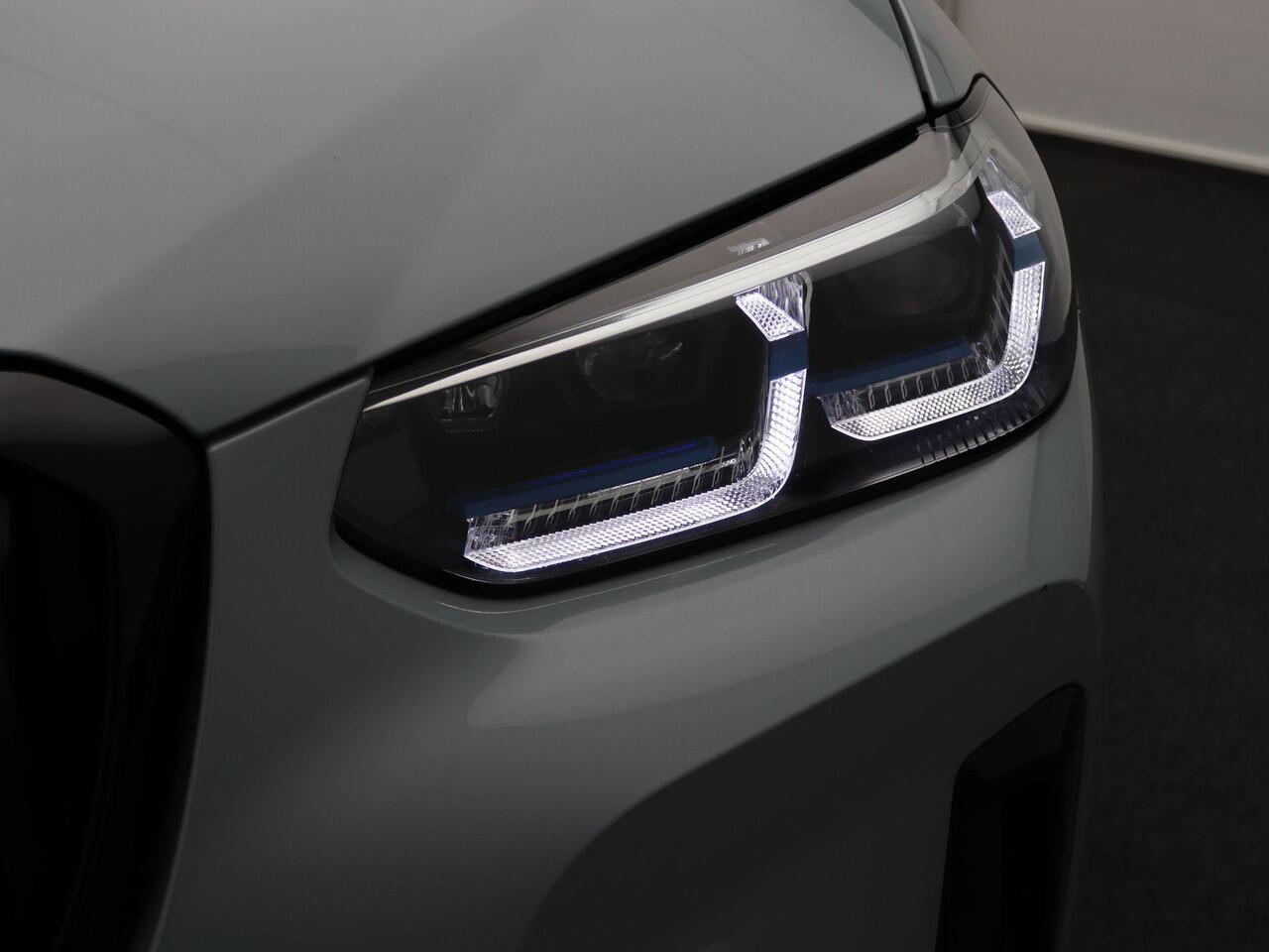 BMW X3 xDrive30i High Executive | M Sportpakket | Trekhaak | Panoramadak | Driving Assistant | Active Cruise Control | Head-Up Display | Harman Kardon | 20''