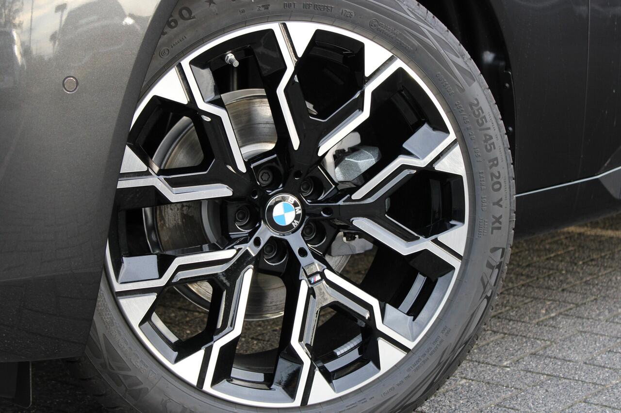 BMW X3 30e xDrive M Sport Automaat / Panoramadak / Trekhaak / Sportstoelen / Adaptieve LED / Parking Assistant Plus / M Sportonderstel / Comfort Access