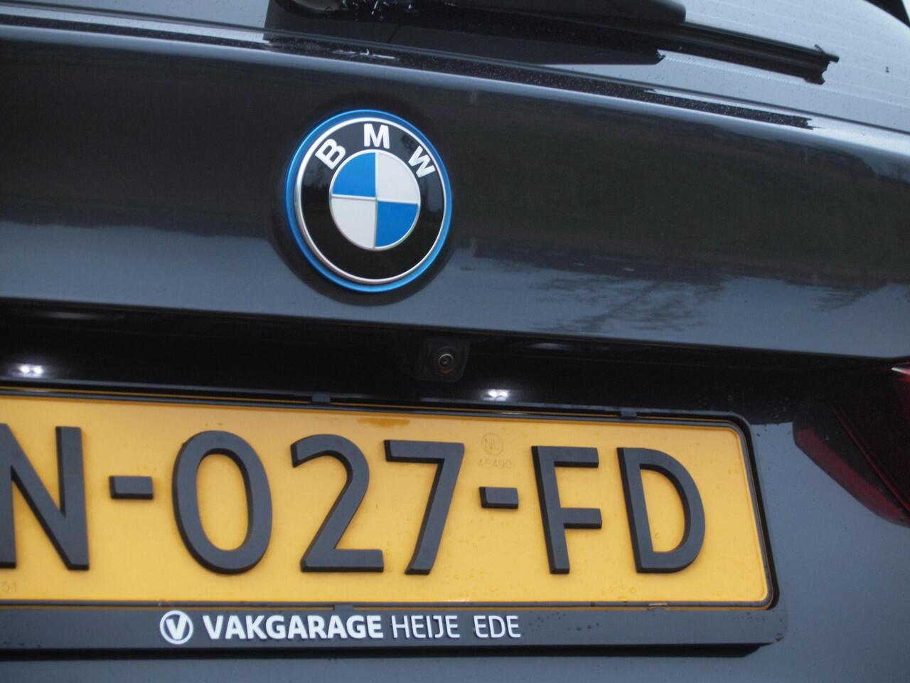 BMW X3 iX3 Executive 80 kWh | SOH 99% | Panoramadak | Camera | Trekhaak | Sfeerverlichting | Apple Carplay |