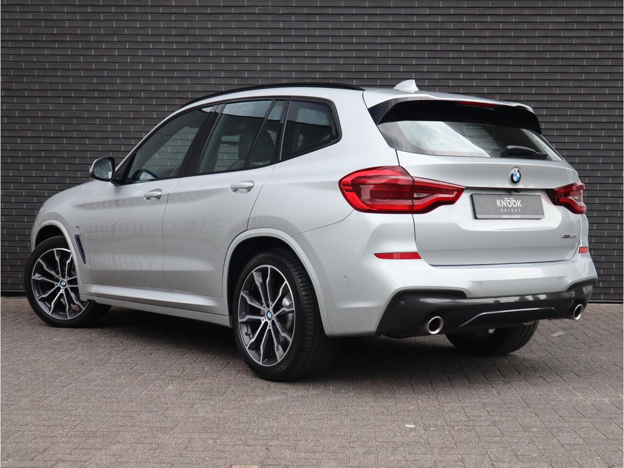 BMW X3 xDrive20i High Executive M Sport Pakket Automaat / Navigatiesysteem Professional / Trekhaak / Achteruitrijcamera / Leder / 20 Inch / Hifi / Shadow Line / Stoelverwarming / LED-koplampen / DAB+