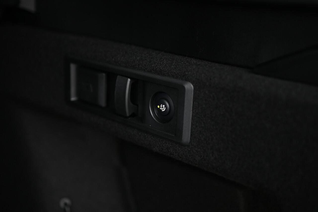 BMW X3 20 xDrive M Sport Automaat / Panoramadak / Trekhaak / Sportstoelen / Parking Assistant Plus / Adaptieve LED / Comfort Access