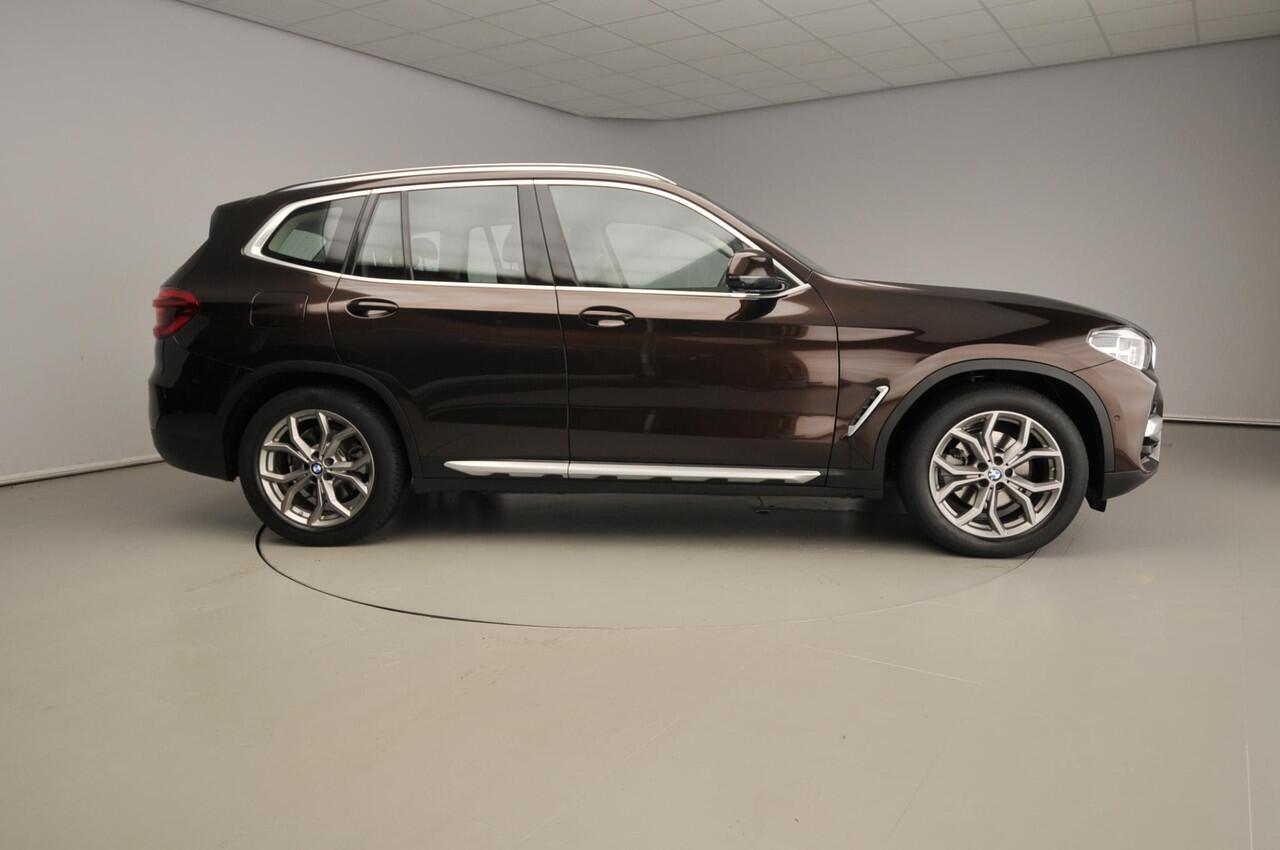BMW X3 xDrive20i | LED | Leder | Navigatie | Active cruise | Sportstoelen | Chrome line | DAB | Harman-kardon sound | Alu 19 inch