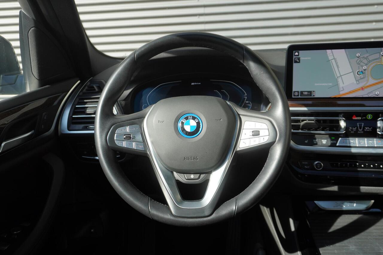 BMW X3 xDrive30e High Executive | Glazen panoramadak | BMW Head-Up Display | Elektrisch verwarmde voorstoelen | Geluidswerende ramen | Achteruitrijcamera