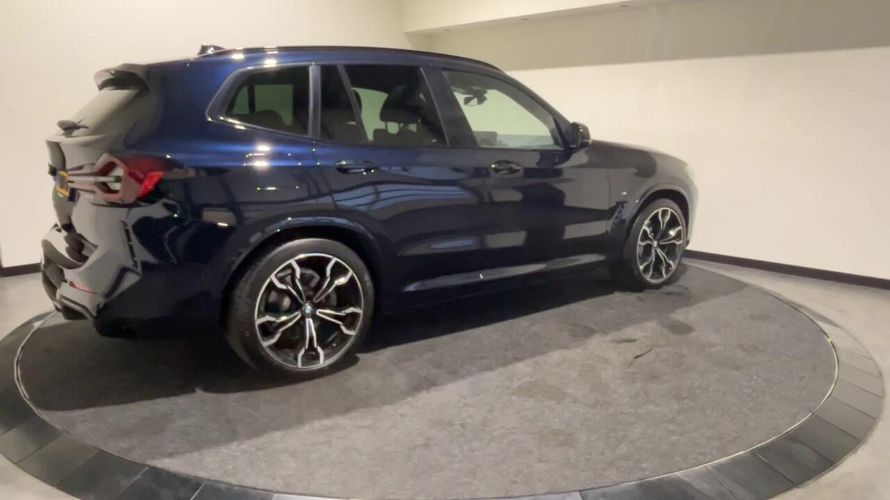 BMW X3 iX3 High Executive 80 kWh | Panoramadak | Lederen bekleding | HUD | 21 inch Velgen | Sportstoelen | M - Sport | SoH (batterijcheck) 96,9 % score!