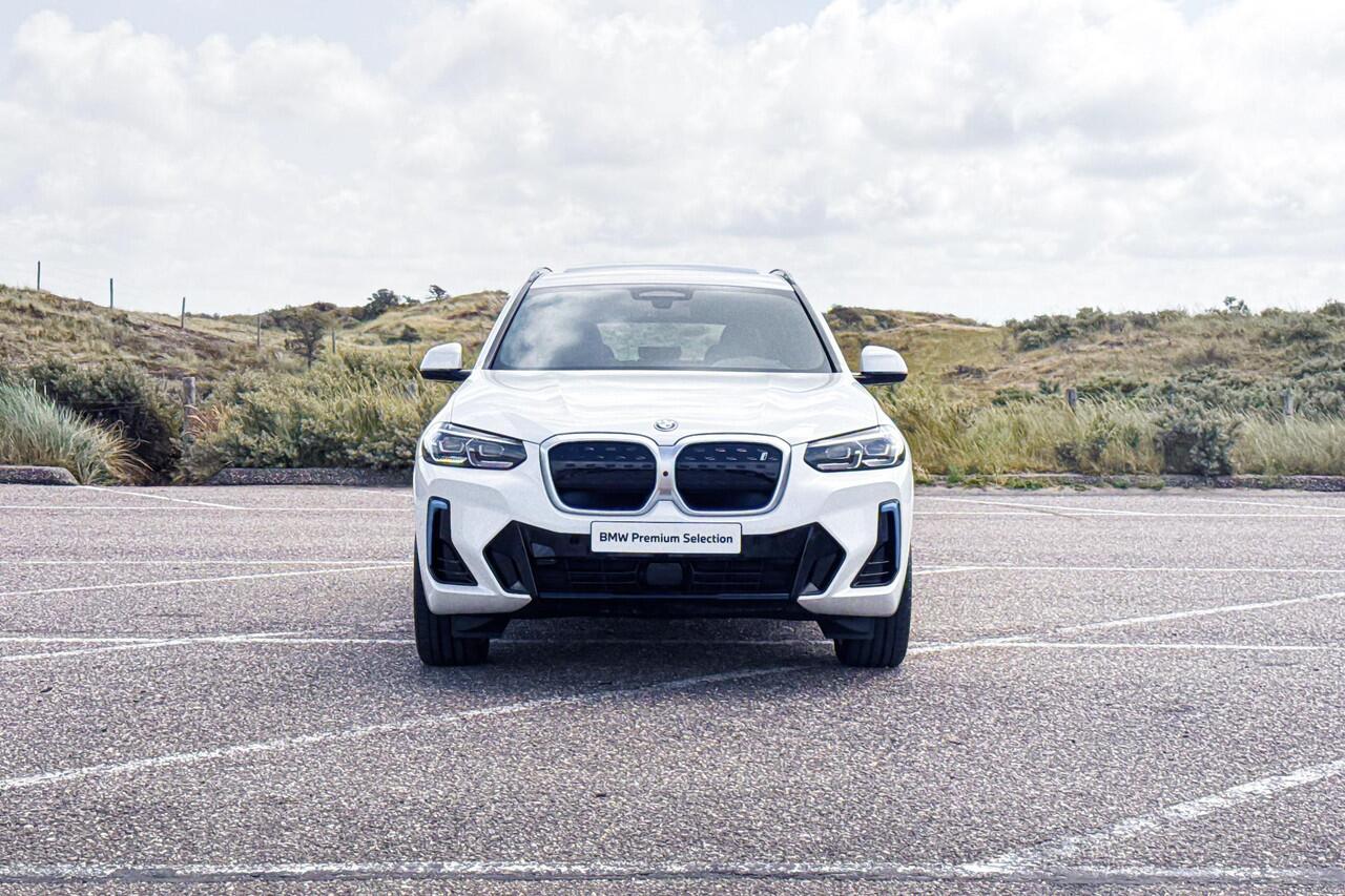 BMW X3 iX3 High Executive 80 kWh | Glazen Panoramadak | Harman Kardon | Stoelverwarming | Trekhaak |