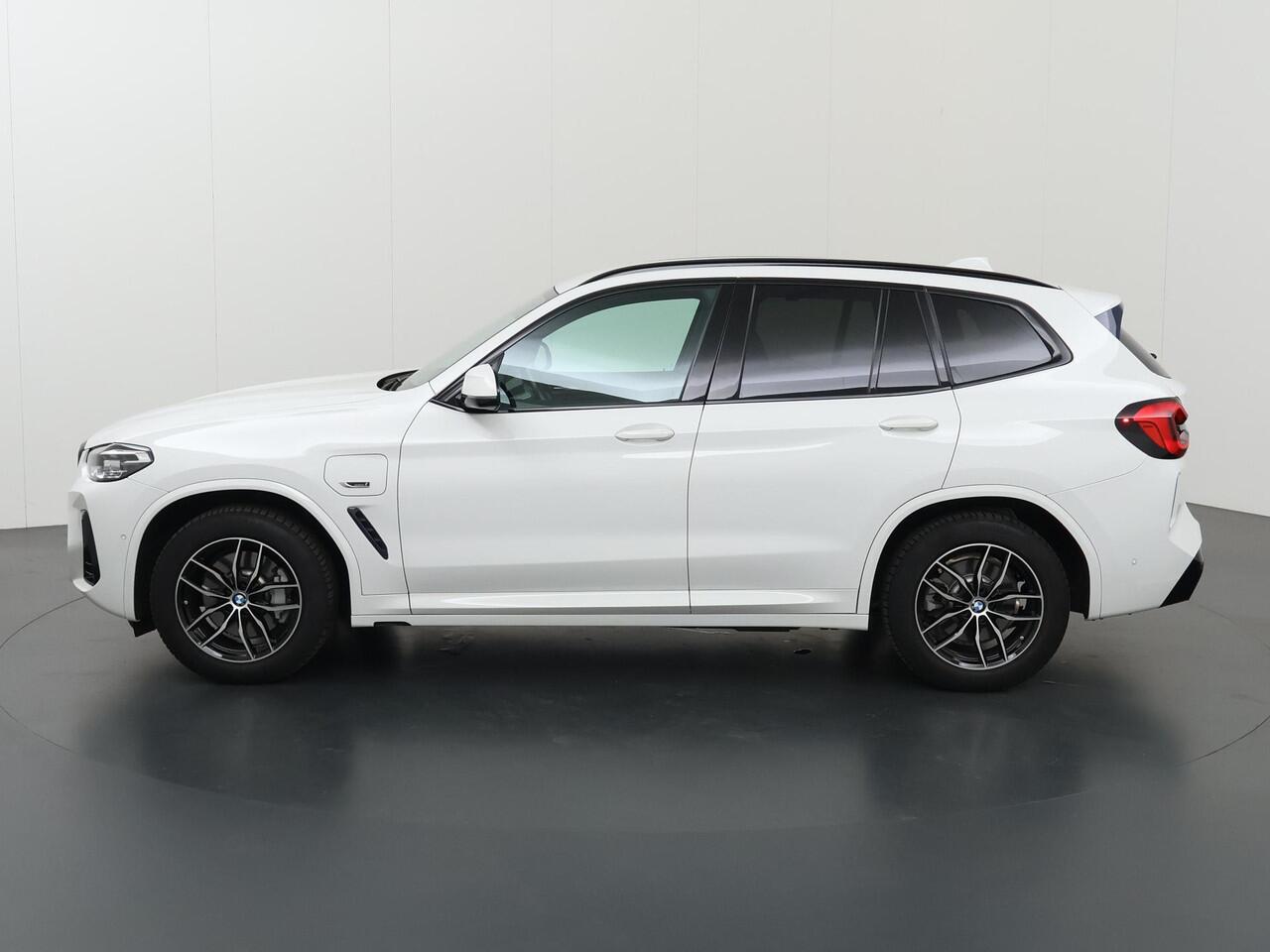 BMW X3 xDrive30e High Executive M-Sport | Navigatie | Parkeercamera | Stoelverwarming | Keyless Go | Sportstoelen | ShadowLine | Ele.kofferdeksel | Apple CarPlay/Android Auto |