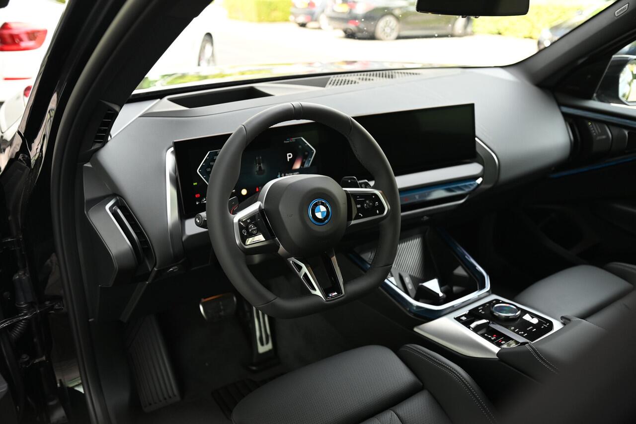 BMW X3 30e xDrive M Sport Automaat / Panoramadak / Trekhaak / Sportstoelen / Adaptieve LED / Stoelventilatie / Parking Assistant Plus / Comfort Access