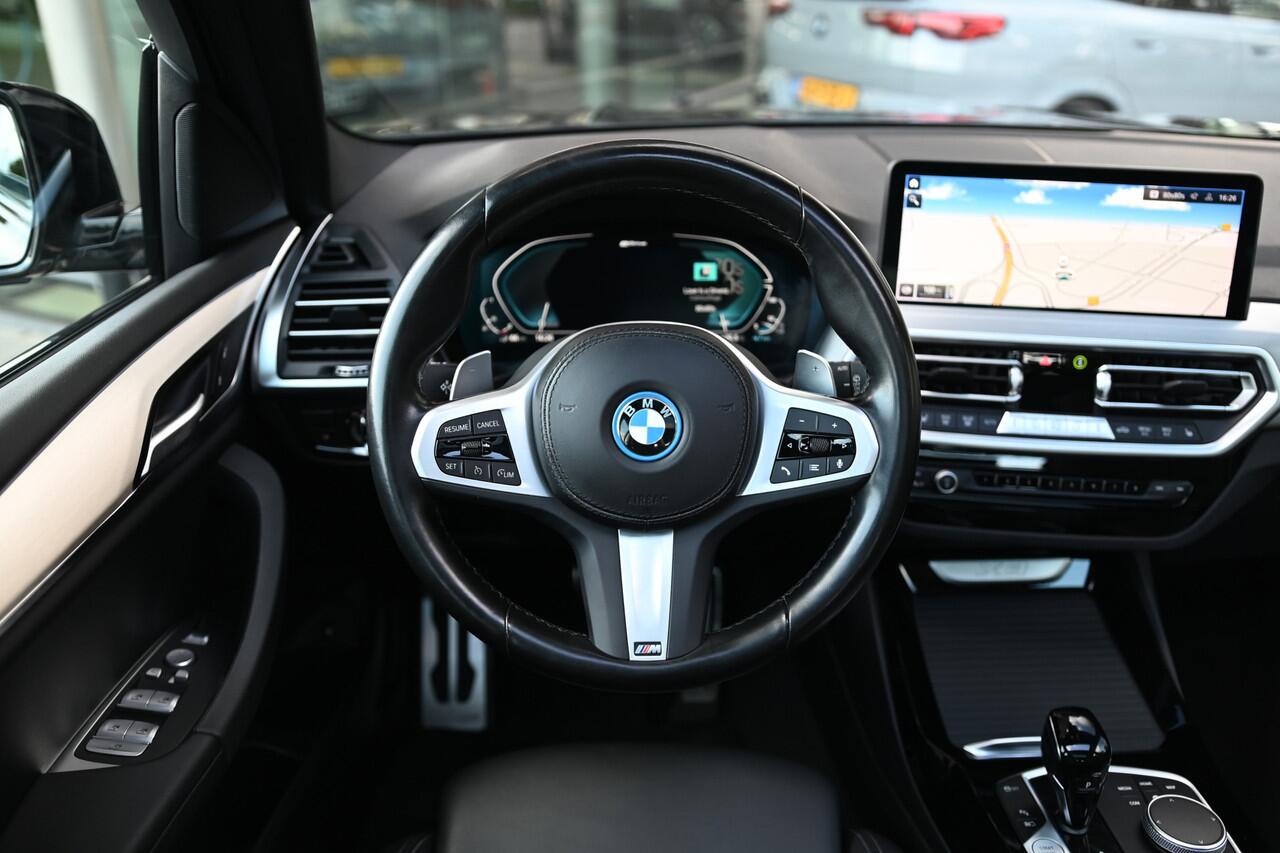BMW X3 xDrive30e High Executive M Sport Automaat / Panoramadak / Trekhaak / Sportstoelen / Achteruitrijcamera / LED / Stoelverwarming / BMW Live Cockpit Professional