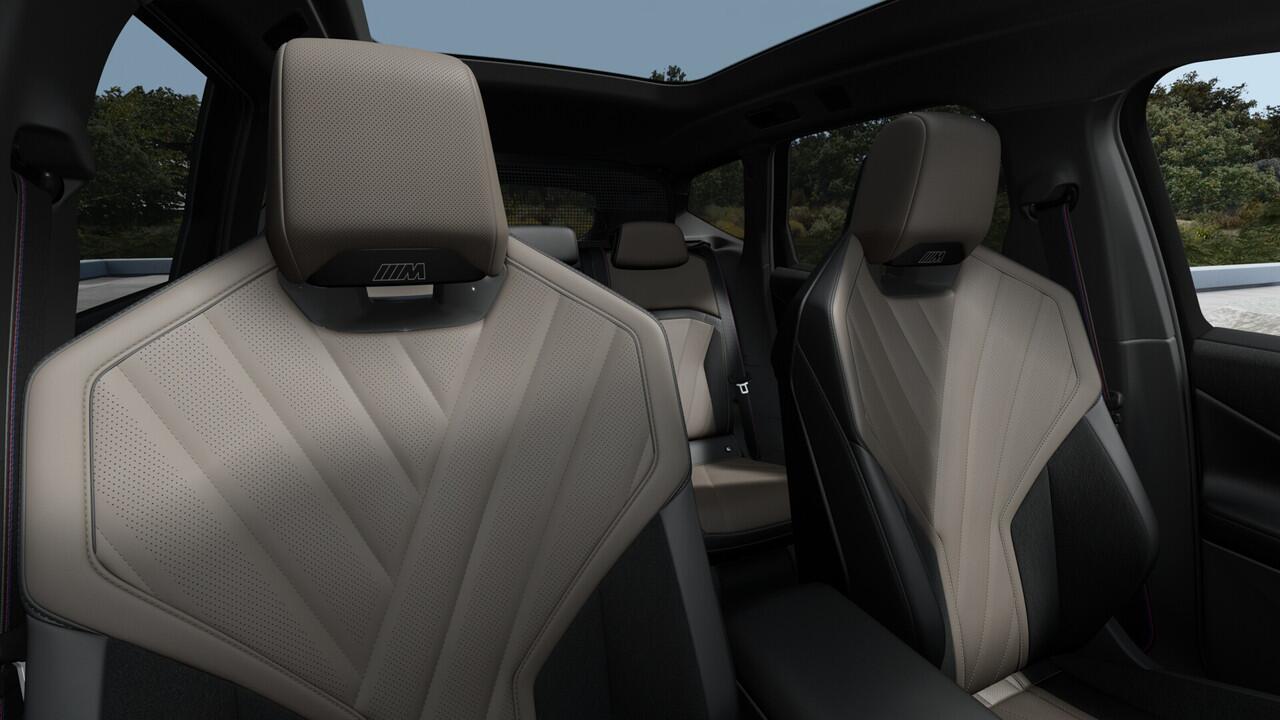 BMW X3 iX3 50 xDrive M Sport / Panoramadak / Trekhaak / M Sportstoelen / Parking Assistant Professional / Stuurverwarming