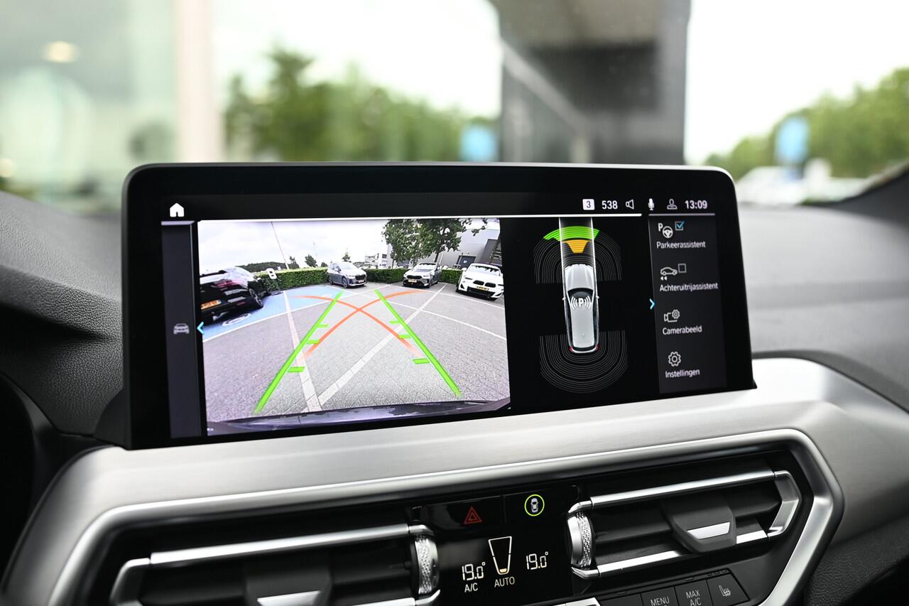 BMW X3 xDrive30e High Executive M Sport Automaat / Panoramadak / Trekhaak / Laserlight / Sportstoelen / Comfort Access / Head-Up / Stoelverwarming / Live Cockpit Professional