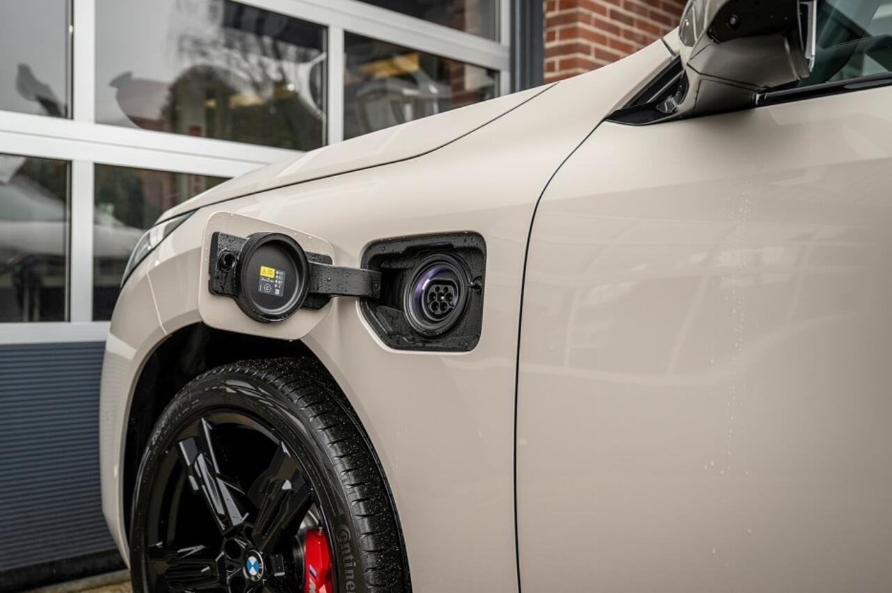 BMW X3 30e xDrive M Sport Pro | Panorama | 21 Inch | Memory | Trekhaak | 360 | Driving Ass. Plus | H/K | Head-up |