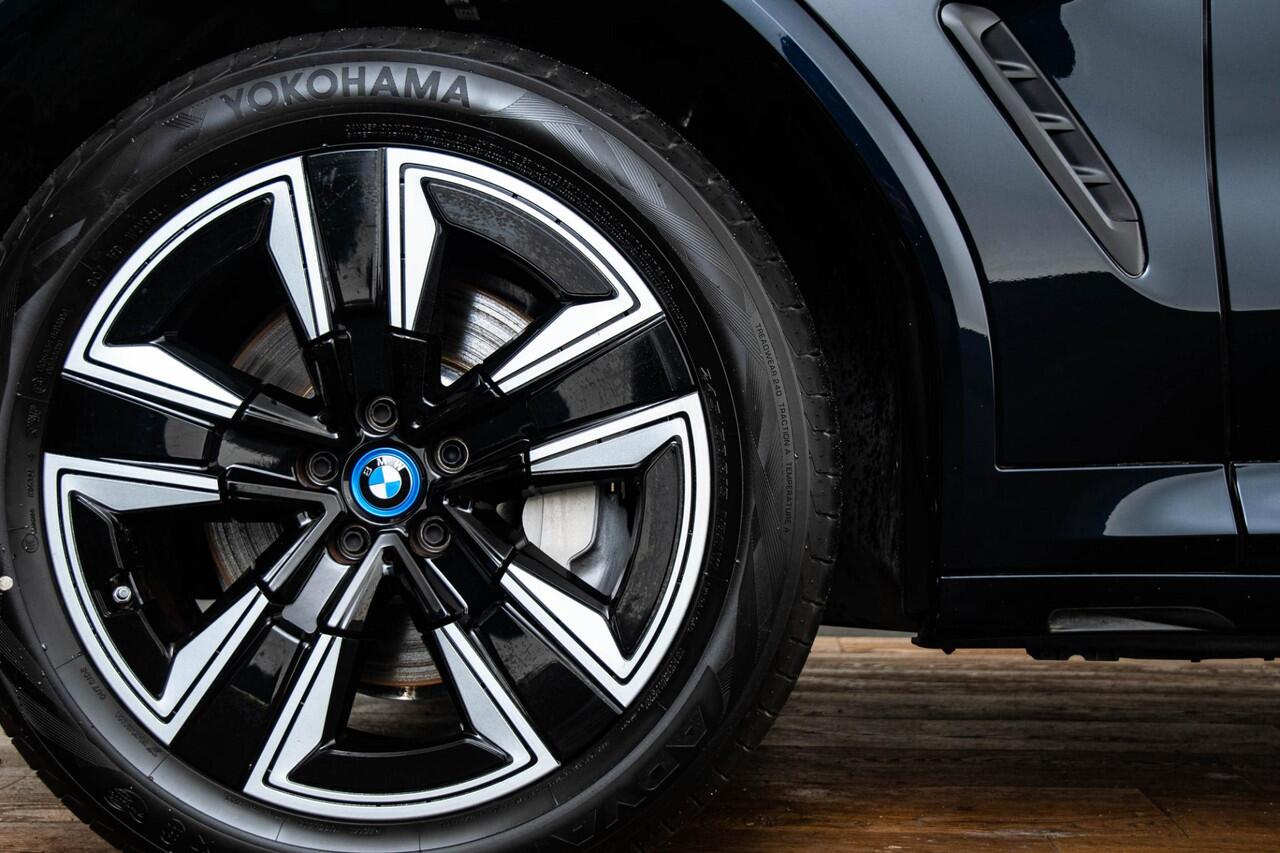 BMW X3 iX3 Executive 80 kWh Sportstoelen - Elektrisch verwarmde voorstoelen - Comfort Access - Driving Assistant Professional - Active Guard - Active Protection - Parking Pack - Akoestische voetgangersbescherming -