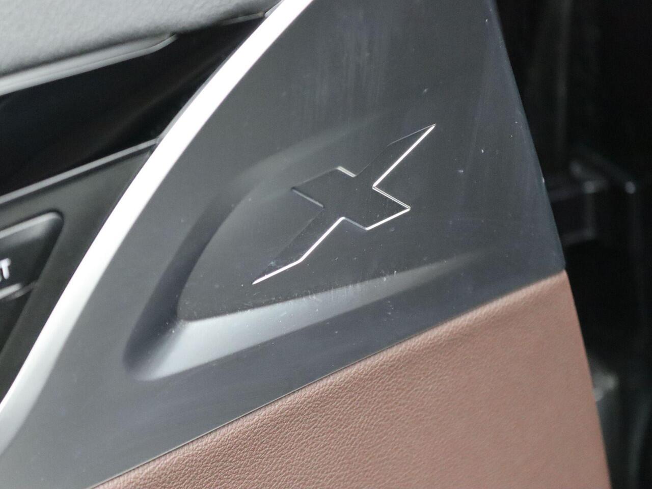 BMW X3 xDrive20d M Sportpakket | Innovation Pack | Trekhaak | Panoramadak | Head- Up Display | Laserlight | 20"