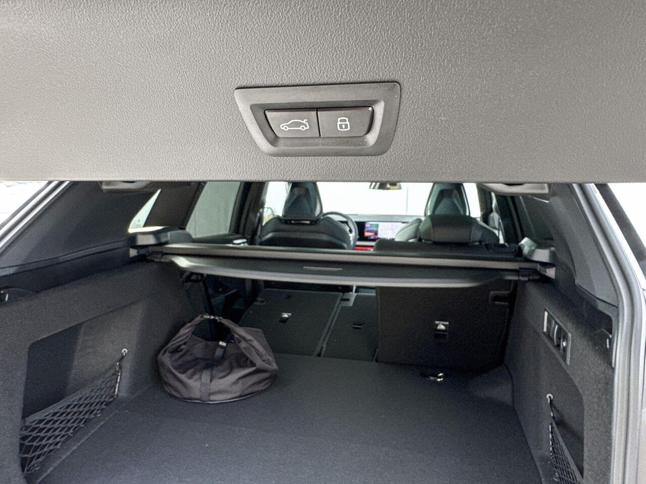 BMW X3 30e xDrive Trekhaak Elektrisch / Comfort Acces / Glazendak / Getinte Ramen / Stoelventilatie / Stoelverwarming / Parking Plus / Head Up Display