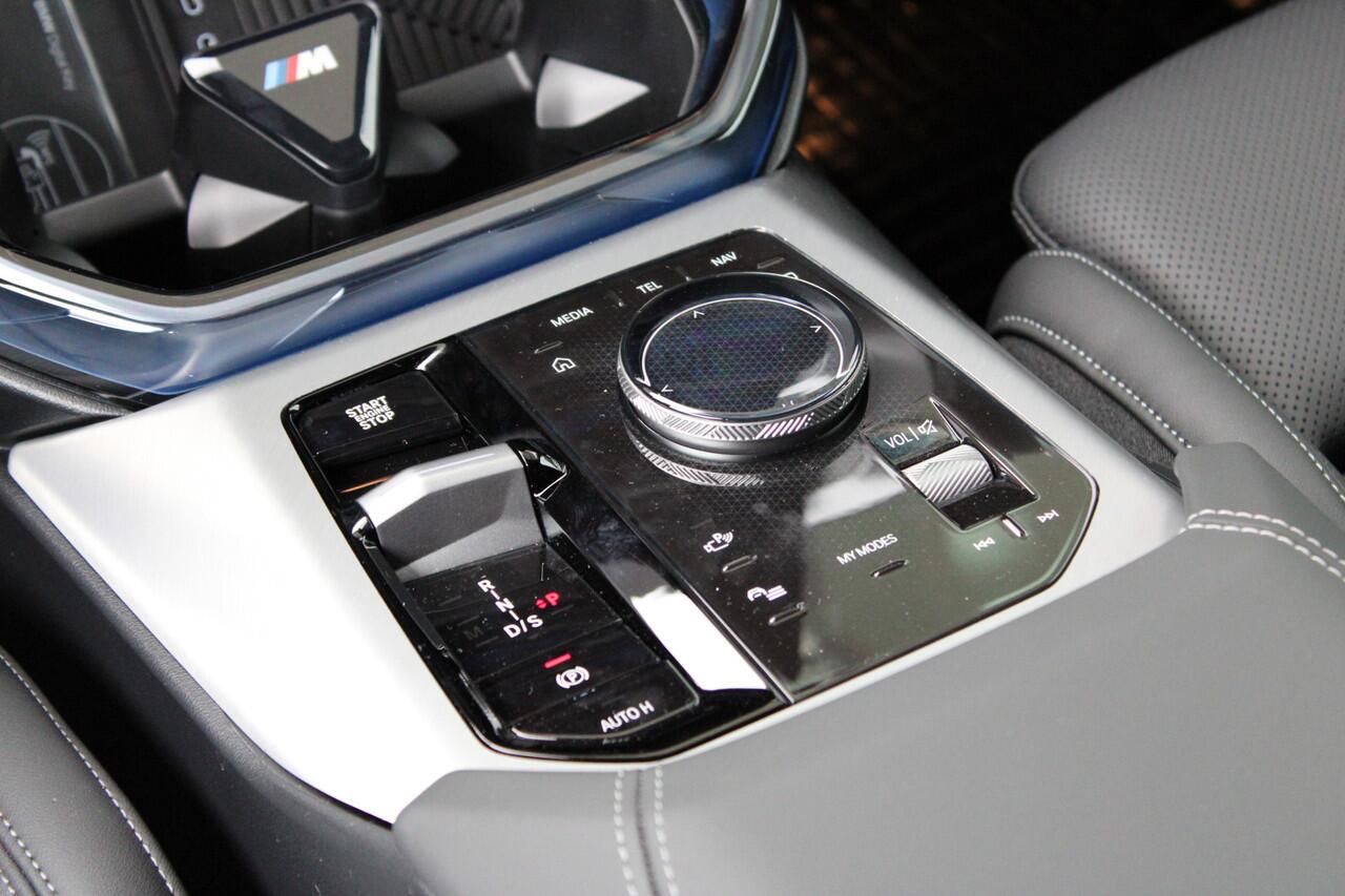 BMW X3 30e xDrive M Sport Automaat / Panoramadak / Trekhaak / Sportstoelen / Adaptieve LED / Parking Assistant Plus / Comfort Access / Stuurverwarming