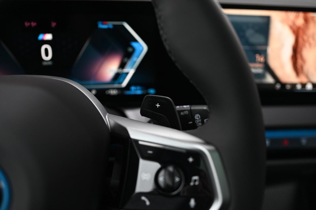 BMW X3 30e xDrive M Sport Automaat / Panoramadak / Trekhaak / Stoelventilatie / Parking Assistant Plus / Comfort Access / Adaptieve LED / Stuurverwarming