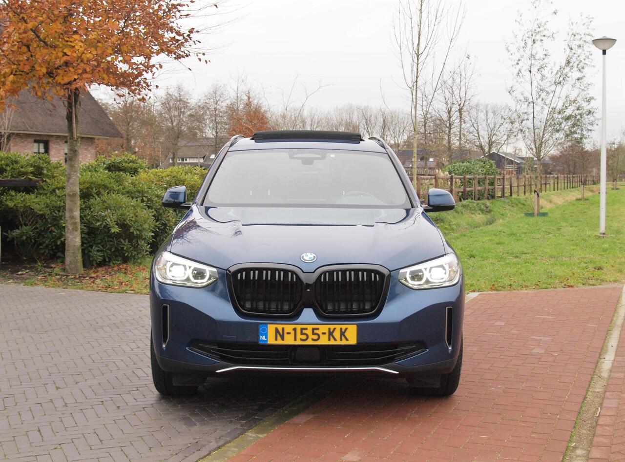 BMW X3 iX3 Executive 80 kWh | SOH 100% | Panoramadak | Sfeerverlichting | Camera | Apple Carplay | NL-Auto |