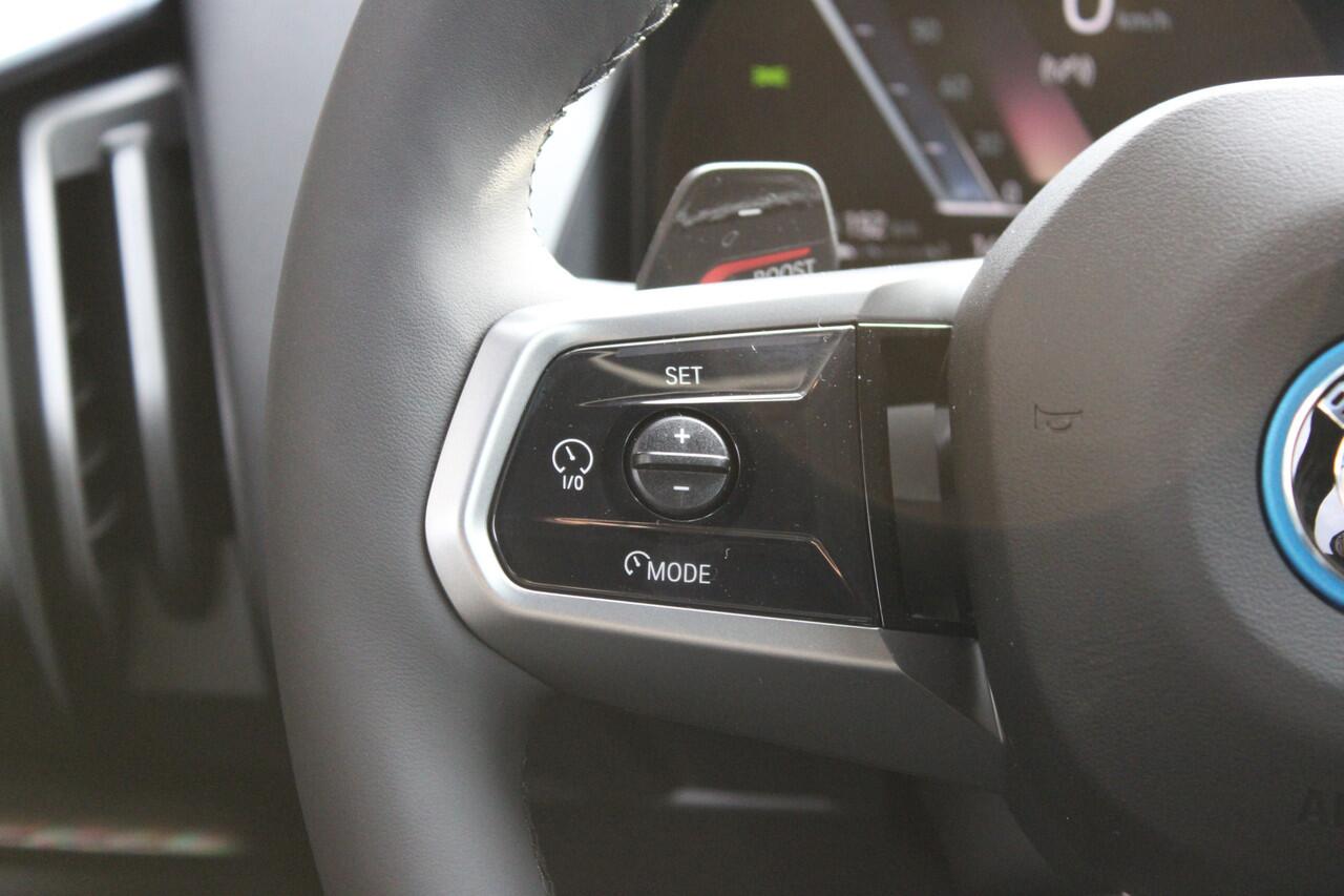 BMW X3 30e xDrive M Sport Automaat / Panoramadak / Trekhaak / Sportstoelen / Adaptieve LED / Parking Assistant Plus / M Sportonderstel / Comfort Access