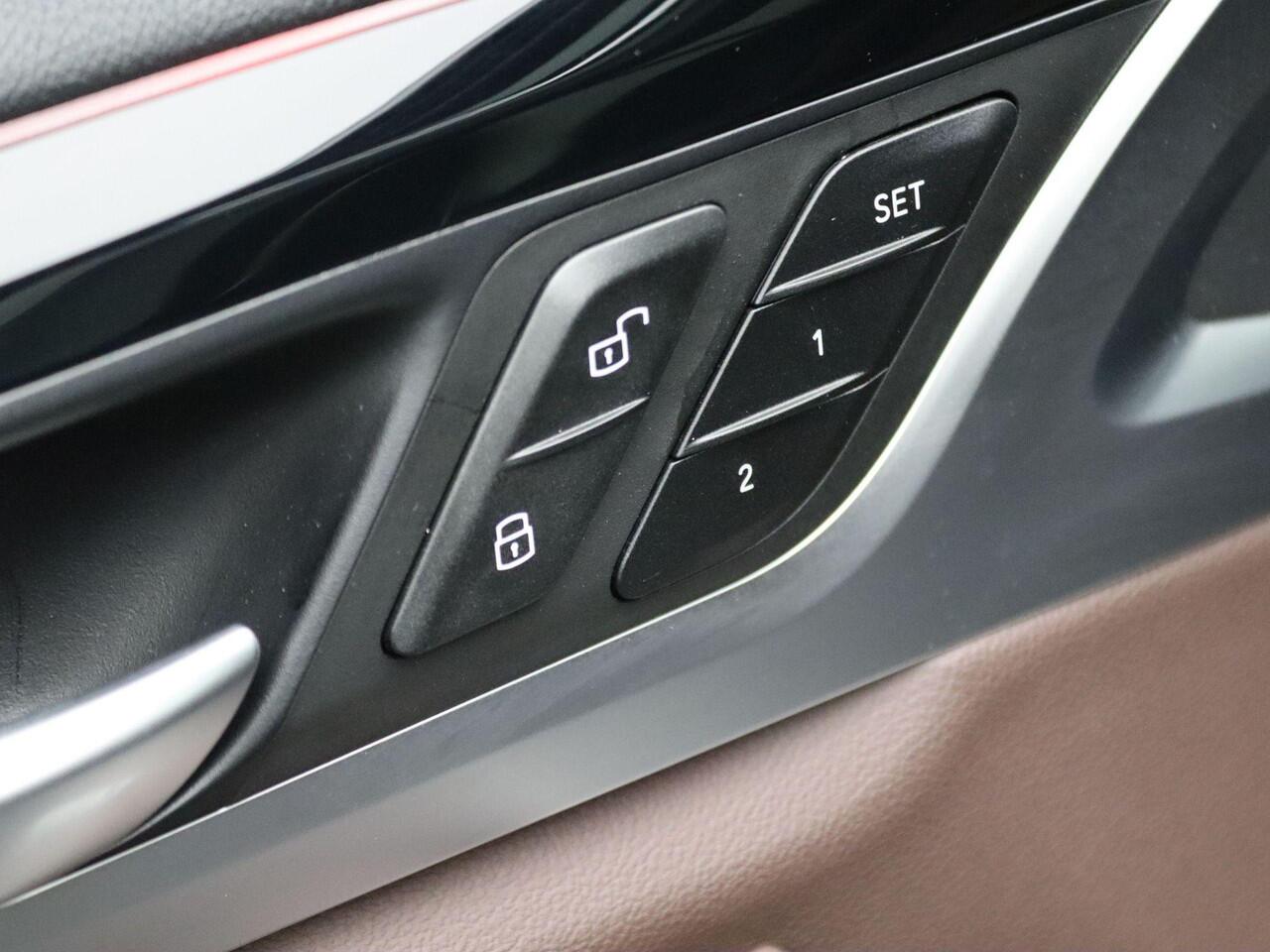 BMW X3 xDrive20d M Sportpakket | Innovation Pack | Trekhaak | Panoramadak | Head- Up Display | Laserlight | 20"