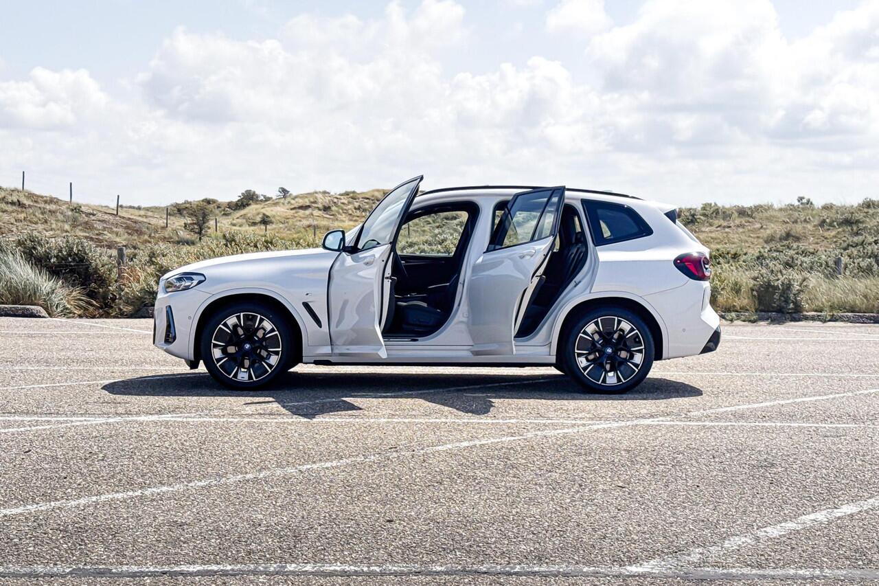 BMW X3 iX3 High Executive 80 kWh | Glazen Panoramadak | Harman Kardon | Stoelverwarming | Trekhaak |