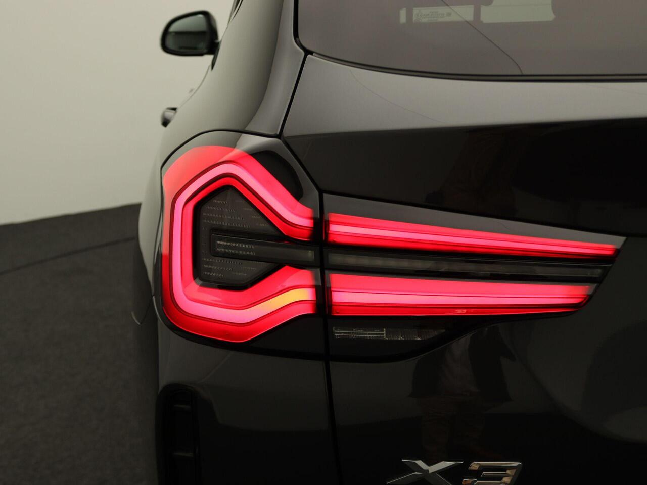 BMW X3 xDrive30e M Sportpakket | Trekhaak | Panoramadak | Driving Assistant | Head-Up Display | Harman Kardon | 20"