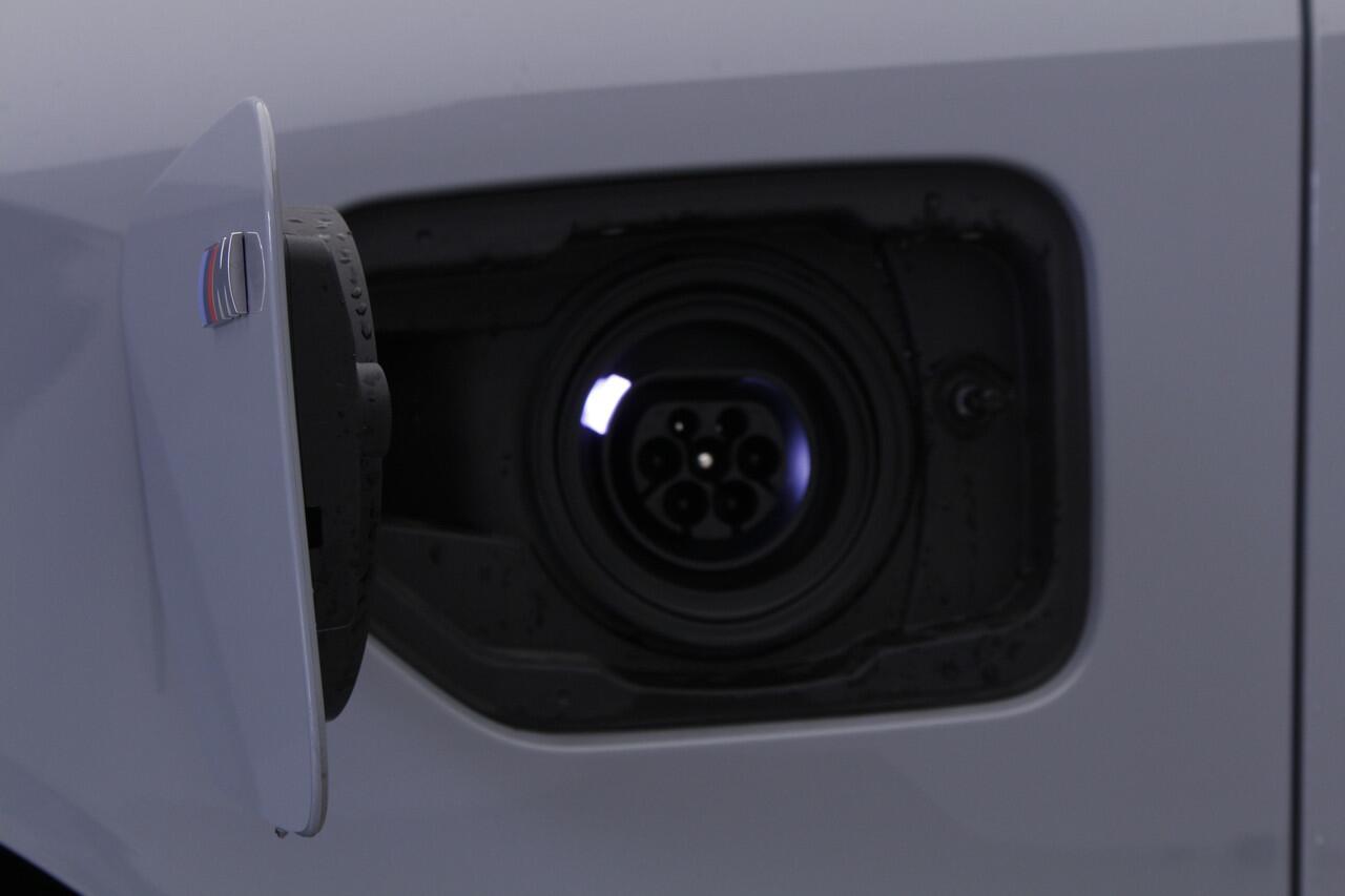 BMW X3 30e xDrive M-Sport | Trekhaak | Panorama | 21" | Elek. verst. stoelen | Brooklyn Grau