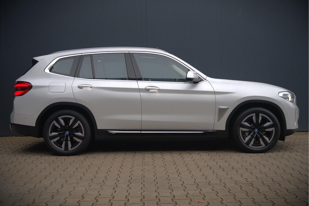 BMW X3 iX3 Executive 80 kWh | Panoramadak | Keyless | Stoelverwarming | Camera | Adaptief Onderstel | Adaptive LED | Elektrische Stoelen | Apple Carplay | Navigatie | Ambiance Verlichting