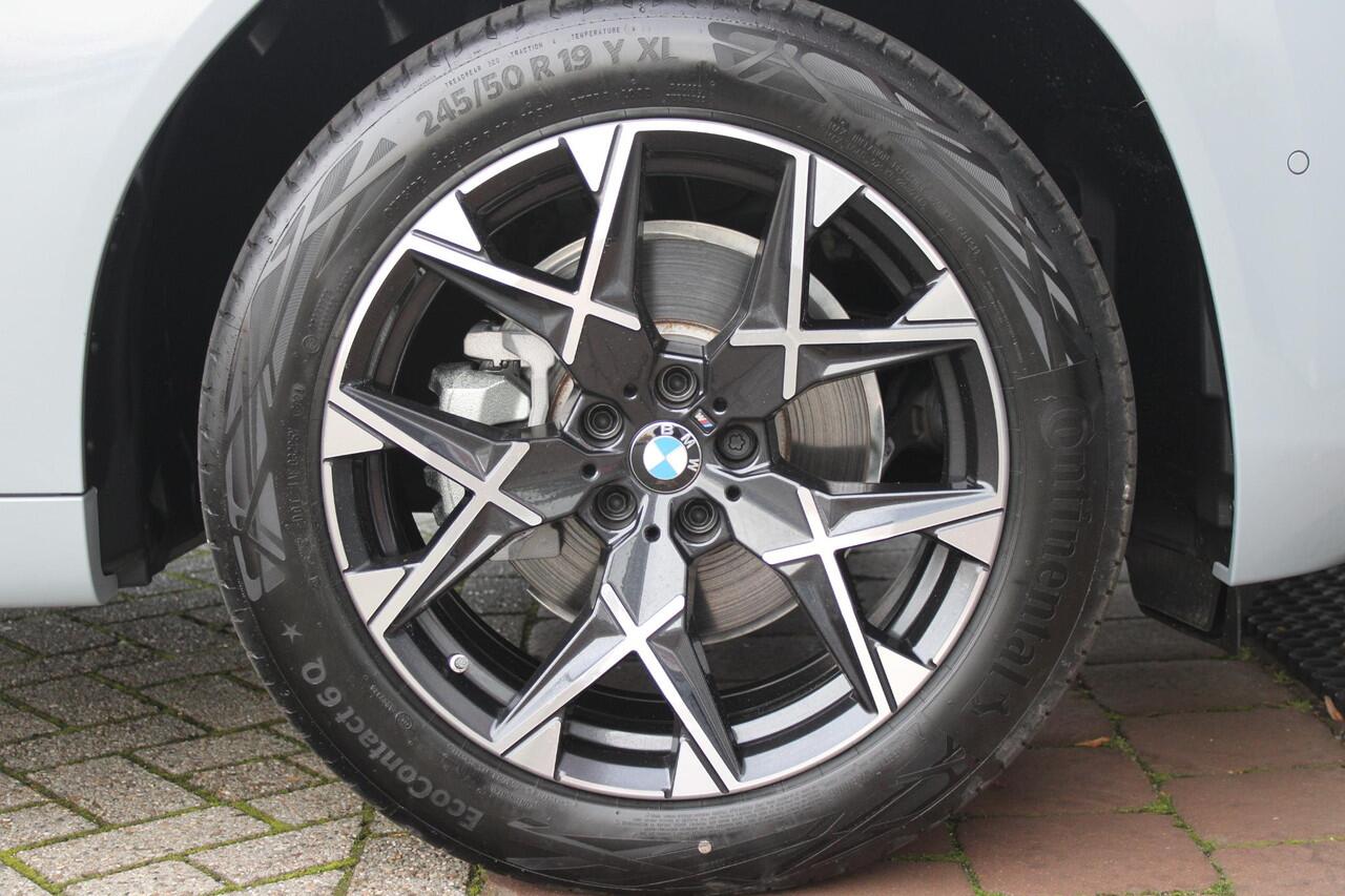 BMW X3 30e xDRIVE M-SPORT 299PK | M-SPORTPAKKET 337 MET O.A. M AERODYNAMICA PAKKET - SHADOWLINE RAAMOMLIJSTING - M-SPORT ONDERSTEL - M-INTERIEUR PAKKET - VEGANZA LEDEREN BEKLEDING - M-SPORT INTERIEURLIJSTEN - M-SPORTSTUUR - M ZWARTE HEMELBEKLEDING | PREMIUM PACK