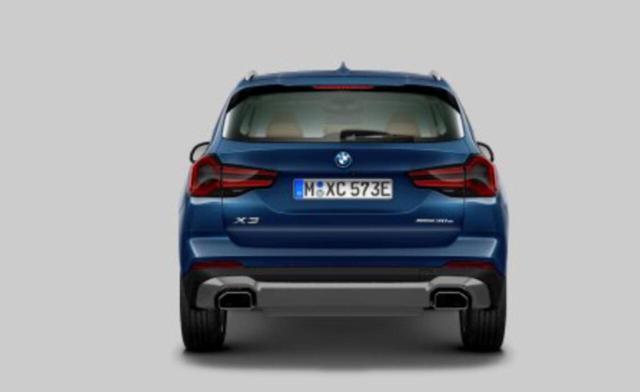 BMW X3 xDrive30e Panoramadak - Sportstoelen - Elektrisch verwarmde voorstoelen - Geluiddempende/Getinte Ruiten - zonneschermen - Comfort Access - Ambiance verlichting - Parking Assistant -