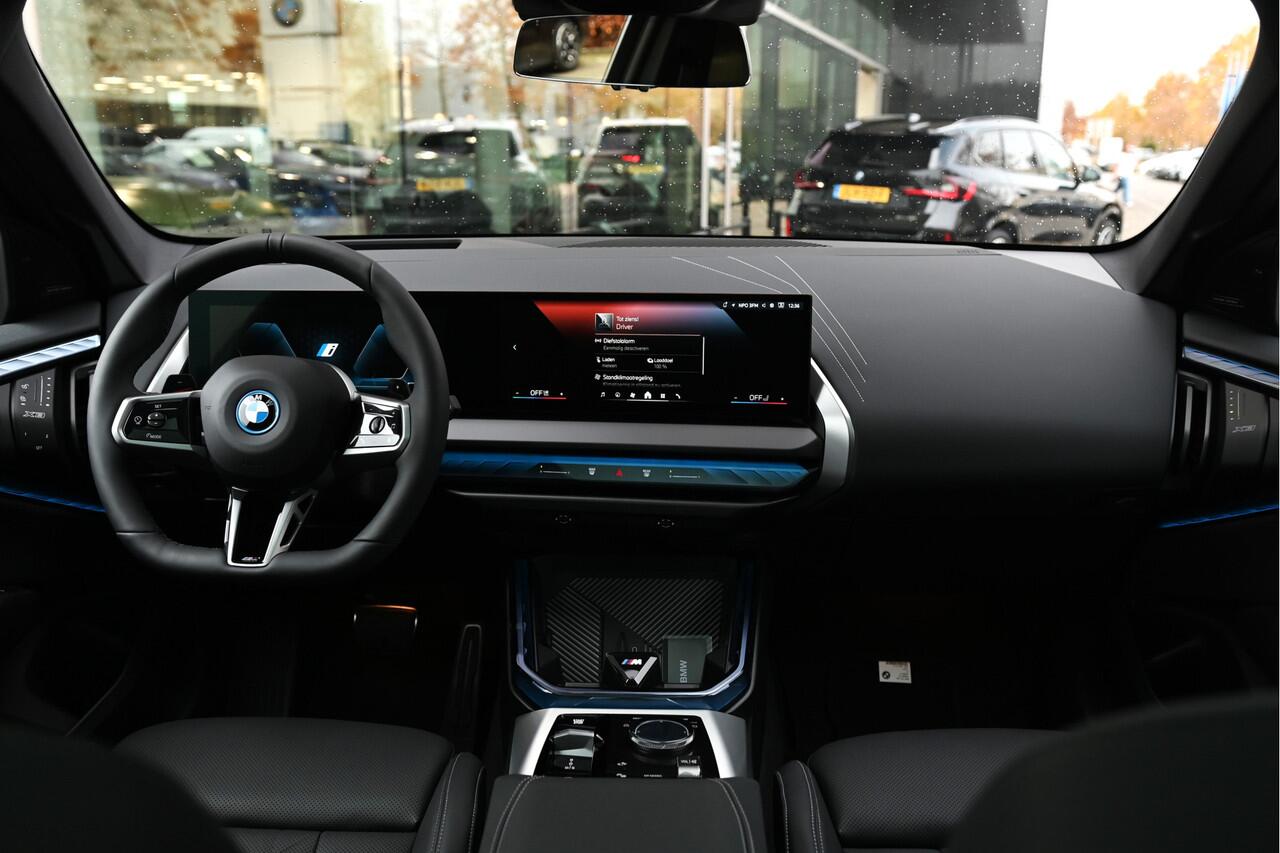 BMW X3 30e xDrive M Sport Automaat / Panoramadak / Trekhaak / Stoelventilatie / Parking Assistant Plus / Comfort Access / Adaptieve LED / Stuurverwarming