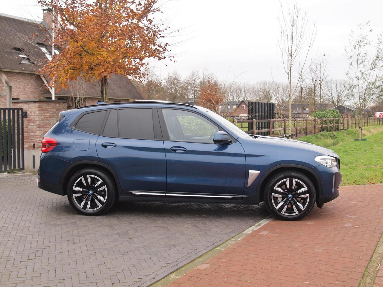 BMW X3 iX3 Executive 80 kWh | SOH 100% | Panoramadak | Sfeerverlichting | Camera | Apple Carplay | NL-Auto |