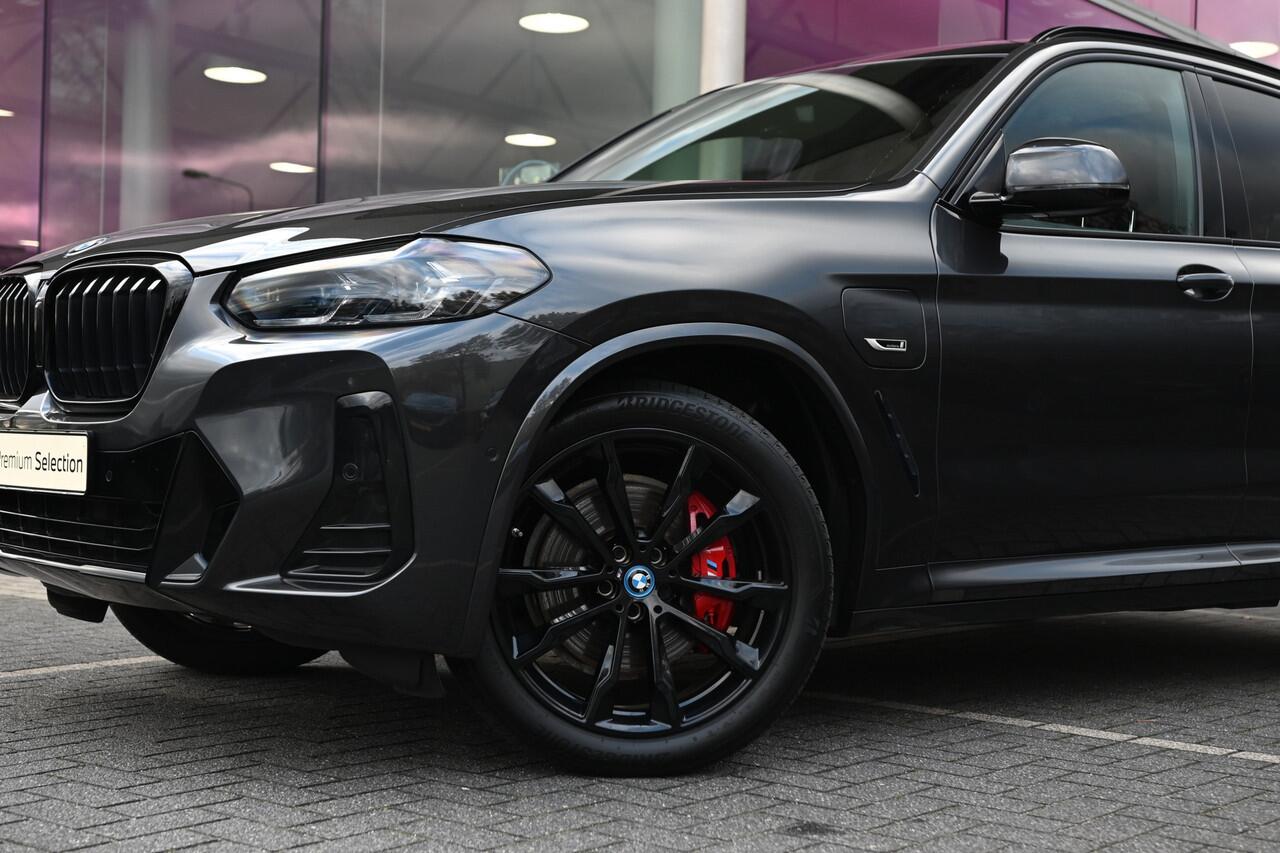 BMW X3 xDrive30e High Executive M Sport Automaat / Panoramadak / Sportstoelen / Achteruitrijcamera / Adaptief onderstel / Adaptieve LED / Head-Up / Stoelverwarming