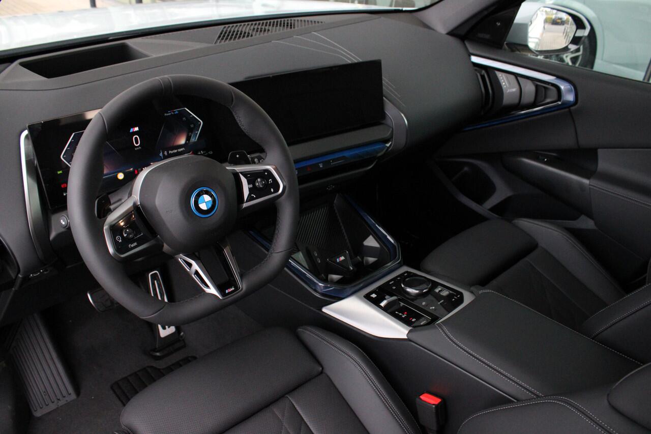 BMW X3 30e xDrive M Sport Automaat / Panoramadak / Trekhaak / Sportstoelen / Adaptieve LED / Parking Assistant Plus / Comfort Access / Stuurverwarming