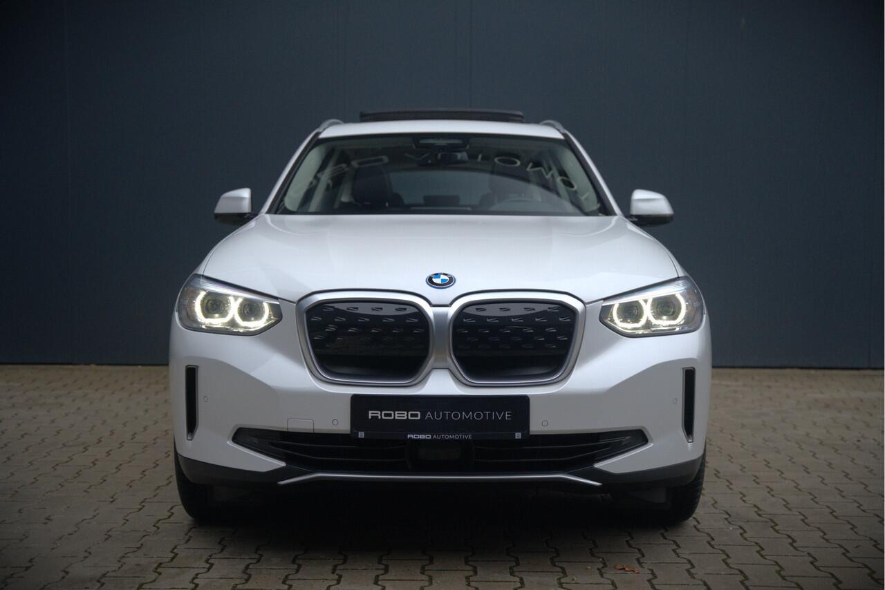 BMW X3 iX3 Executive 80 kWh | Panoramadak | Keyless | Stoelverwarming | Camera | Adaptief Onderstel | Adaptive LED | Elektrische Stoelen | Apple Carplay | Navigatie | Ambiance Verlichting