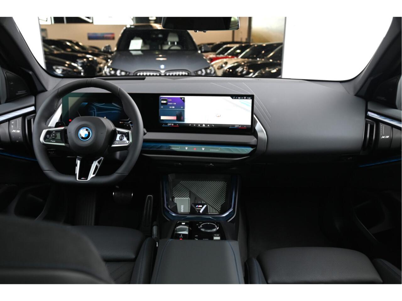 BMW X3 30e xDrive M Sport Automaat / Panoramadak / Trekhaak / Sportstoelen / Adaptieve LED / Parking Assistant Plus / Stoelventilatie / Comfort Access