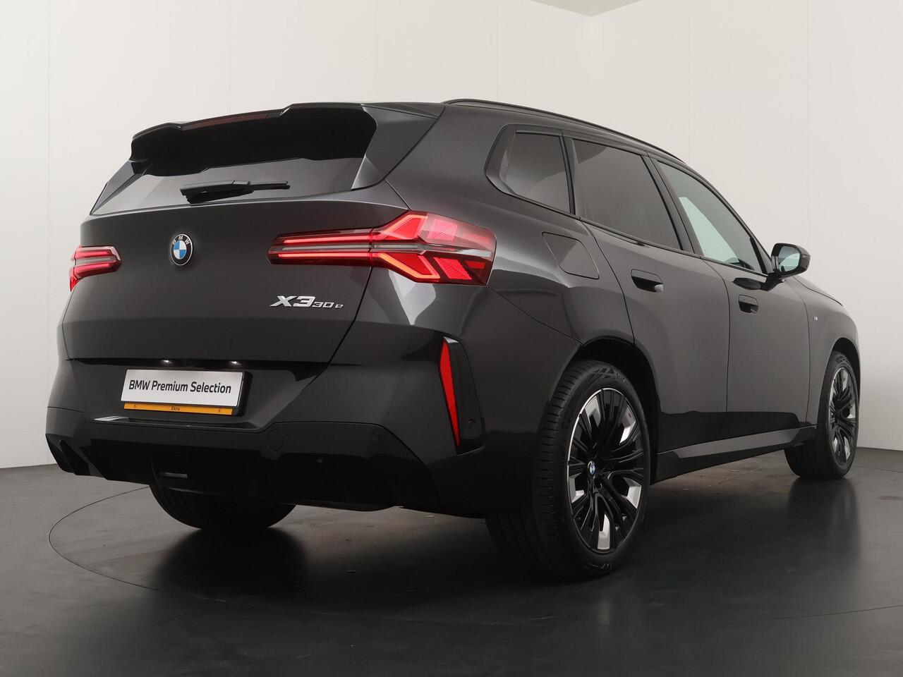 BMW X3 30e xDrive M-Sport Pro | Panoramadak | Head-Up | Adaptive Cruise | Trekhaak | Stuurverwarming | Comfort Access |