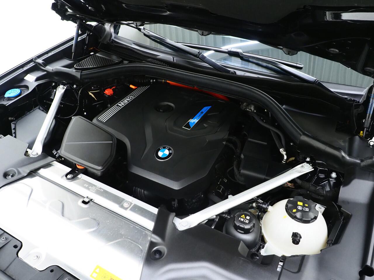 BMW X3 xDrive30e LCI 292PK | Leder | Sportstoelen | Zwarte Hemel | Camera | DAB | Carplay