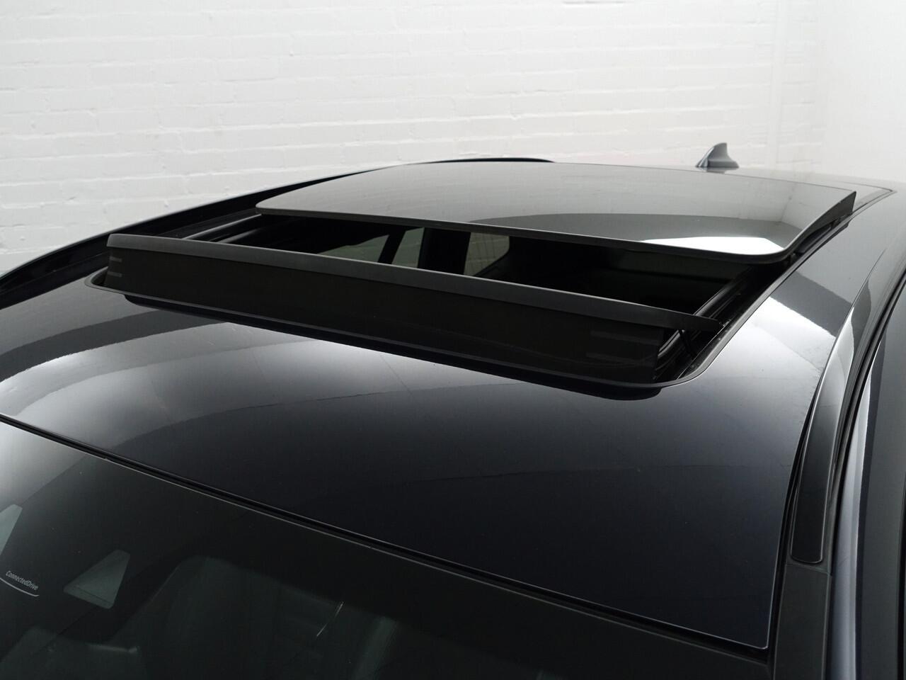 BMW X3 xDrive30e eDrive M Sport Shadowline Aut- Panoramadak, Sfeerverlichting, Carplay, Android Auto, Standkachel