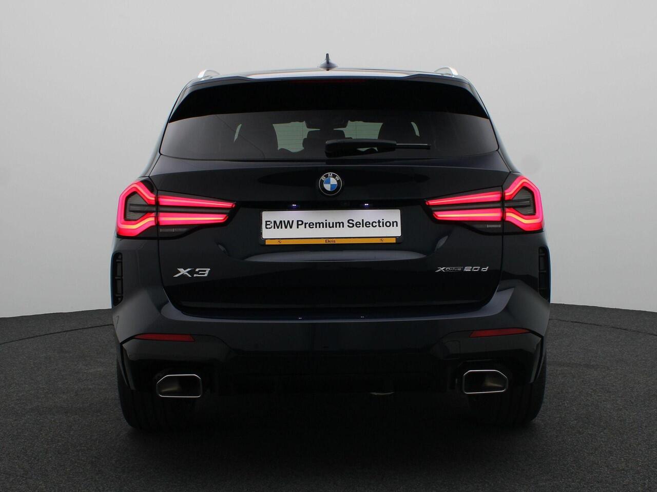 BMW X3 xDrive20d M Sportpakket | Innovation Pack | Trekhaak | Panoramadak | Head- Up Display | Laserlight | 20"