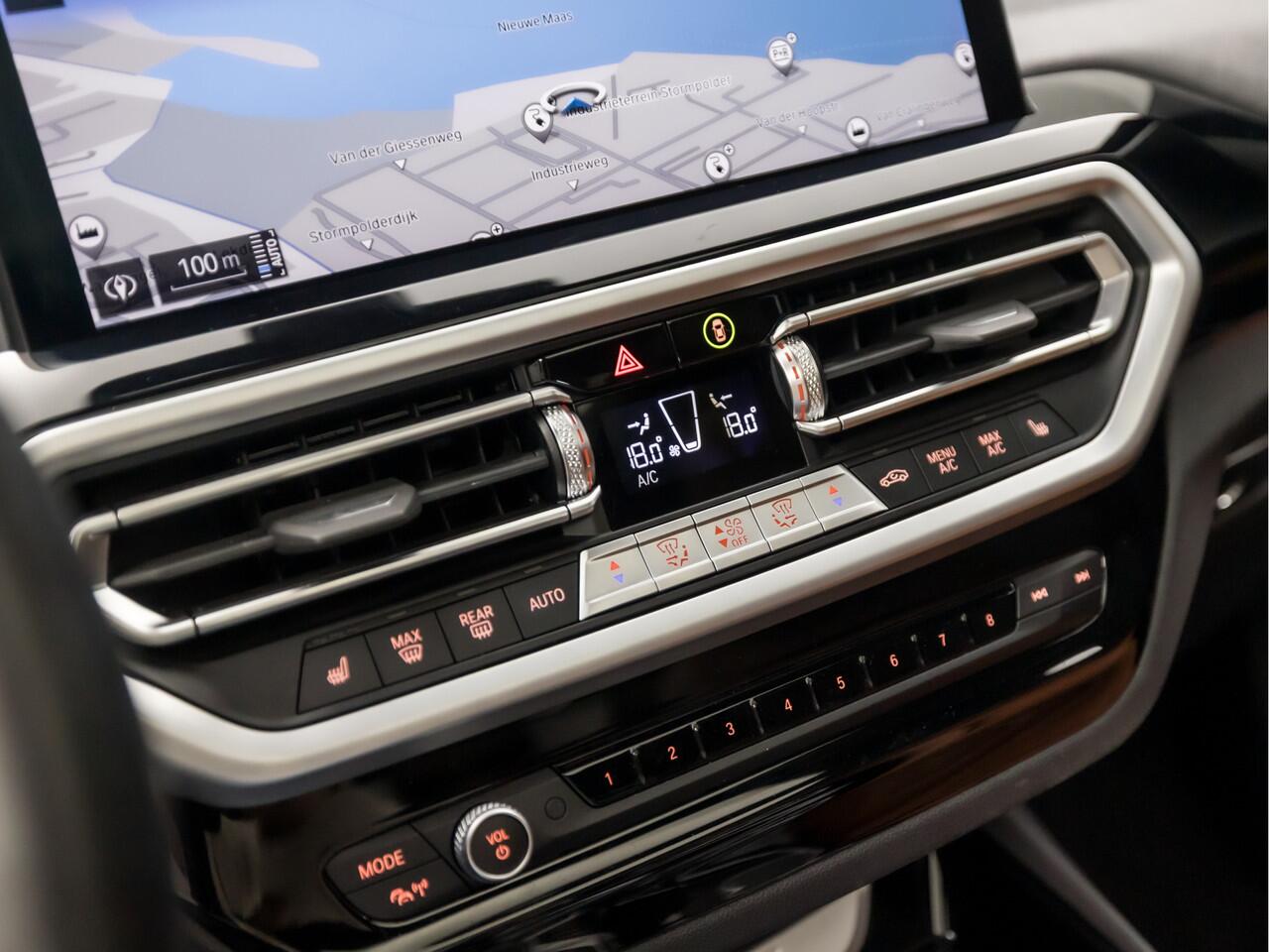 BMW X3 xDrive30e M Sport Individual 293Pk Automaat (PANORAMADAK, M PAKKET, GROOT NAVI, LASER KOPLAMPEN, MEMORY SEATS, STUUR/STOELVERWARMING, 360 CAMERA, HEAD-UP DISPLAY, TREKHAAK, GETINT GLAS, NIEUWSTAAT)