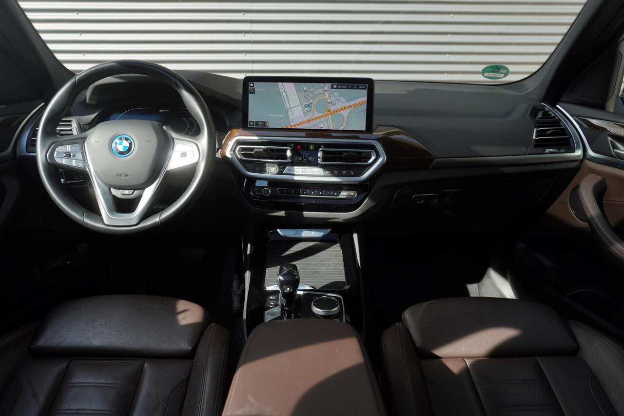 BMW X3 xDrive30e High Executive | Glazen panoramadak | BMW Head-Up Display | Elektrisch verwarmde voorstoelen | Geluidswerende ramen | Achteruitrijcamera