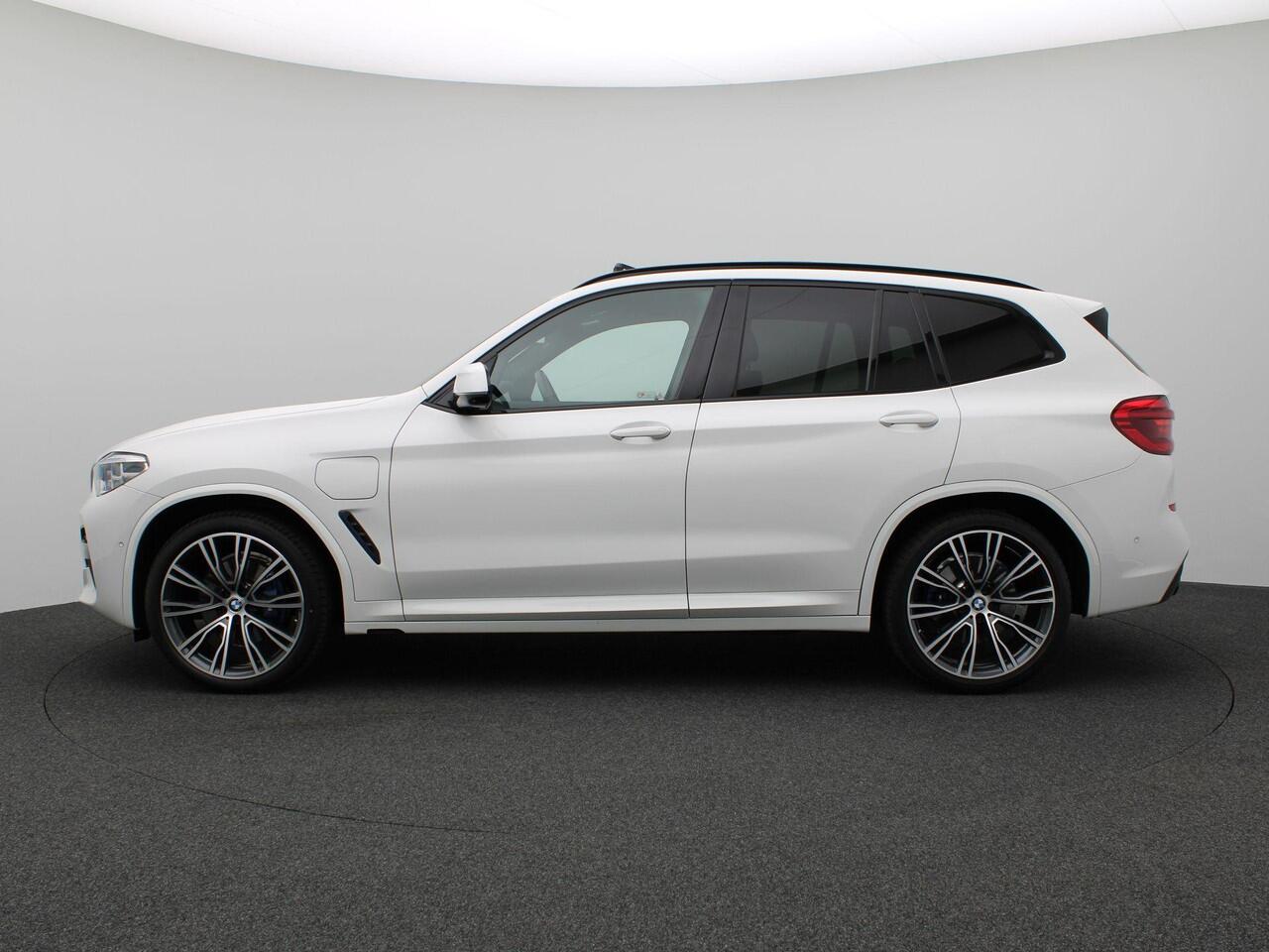 BMW X3 xDrive30e High Executive 292PK AUT8 M-Sport, Pano-Schuifdak, Cruise Controle, Head-Up Display, M-Sportremmen, 360gr. Camera, Memorystoel, Stoel-Stuurverwarming, Trekhaak, 21" LM Velgen