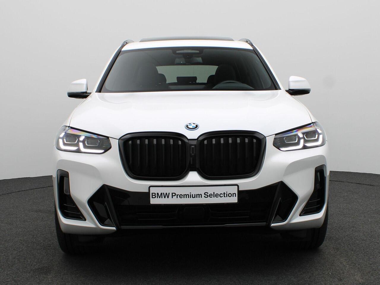 BMW X3 xDrive30e High Executive | M Sportpakket | Safety Pack | Adaptief Onderstel | Stuurwielrand Verwarmd | Panoramadak | Driving Assistant Professional | Head-Up Display | Harman Kardon | 20''