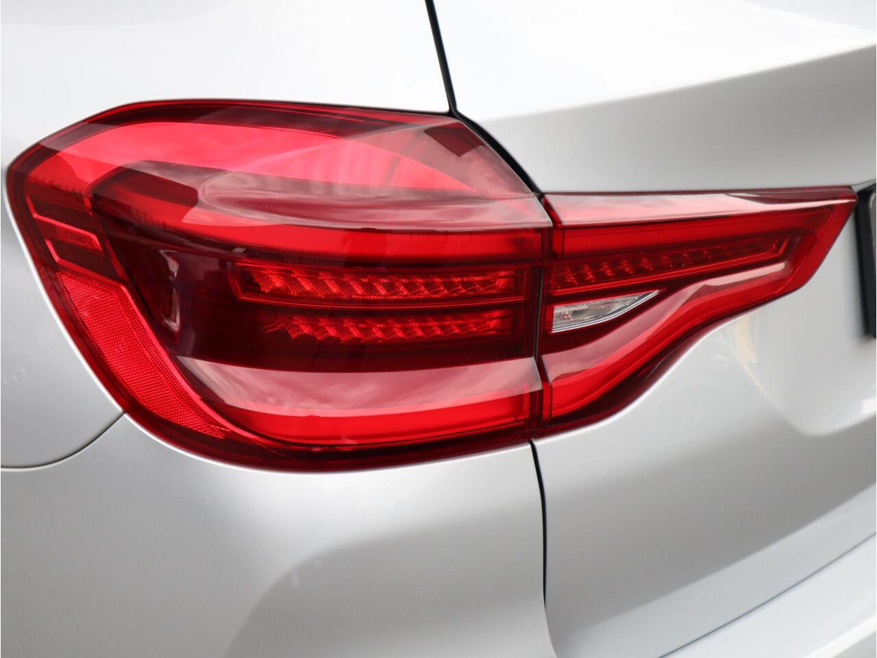 BMW X3 xDrive20i High Executive M Sport Pakket Automaat / Navigatiesysteem Professional / Trekhaak / Achteruitrijcamera / Leder / 20 Inch / Hifi / Shadow Line / Stoelverwarming / LED-koplampen / DAB+